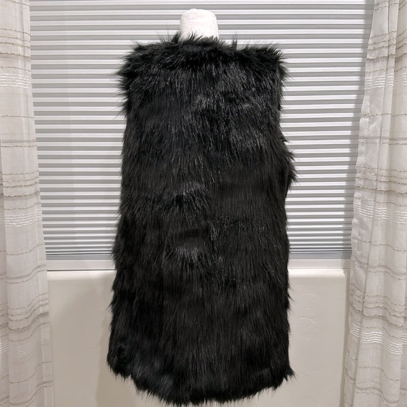 Akira Black Faux Fur Vest M/L NWT - Picture 3 of 8